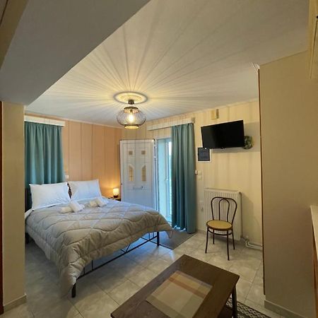 Flo'S Apartments Mesolóngion 외부 사진